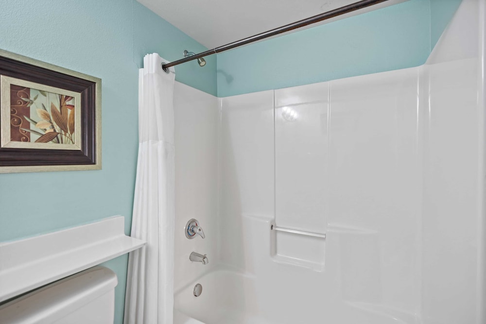 Relax at Panama City Beach Balcony, Parking, Walk to Dining