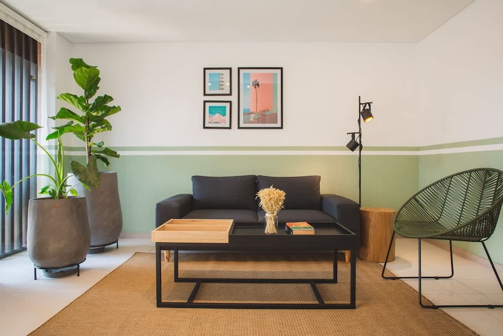 Amazing w Balcony 3 BR in Laureles Medell n