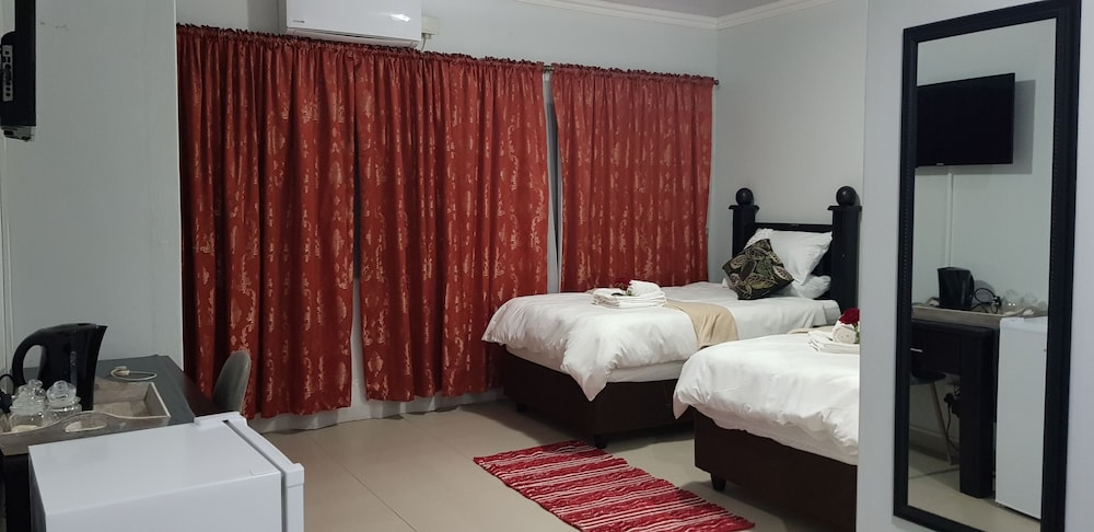 Rose and Thorn Guesthouse - Adults Only view 3