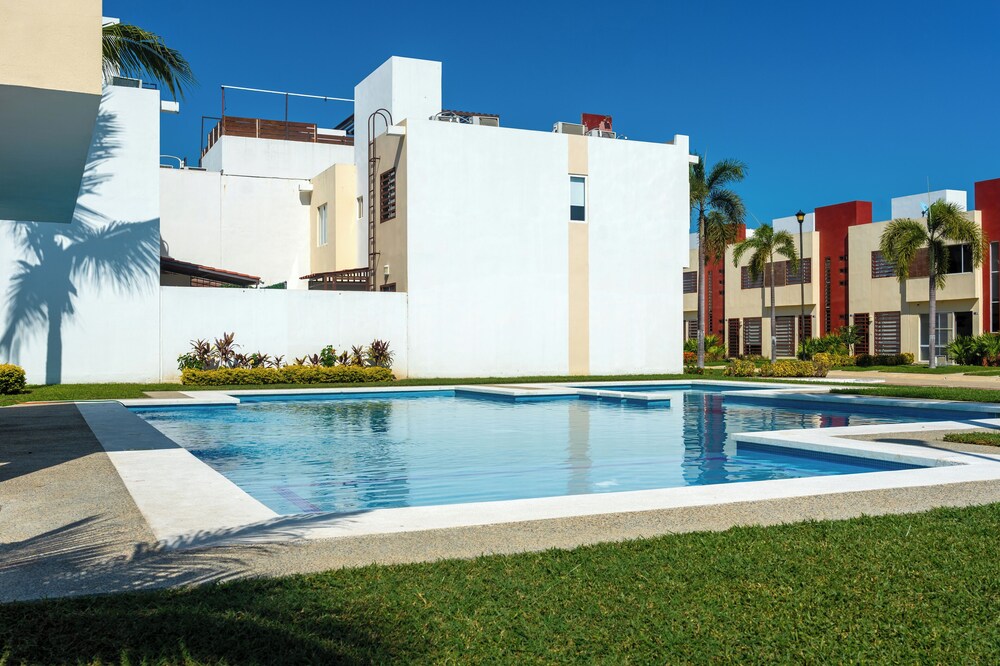 Family House with Pool 10 min airport