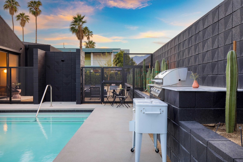 Blackhaus B : 4 Bedroom Suite by Avantstay 4-rooms