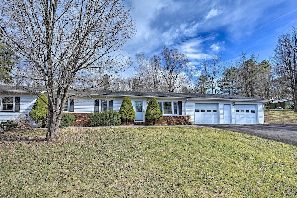 Serene Blue Ridge Getaway in Galax w/ Yard! view 2