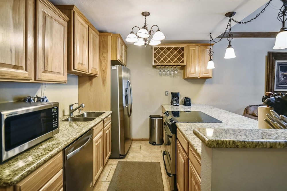 Mountainside  325a 3 Bedroom Condo by RedAwning