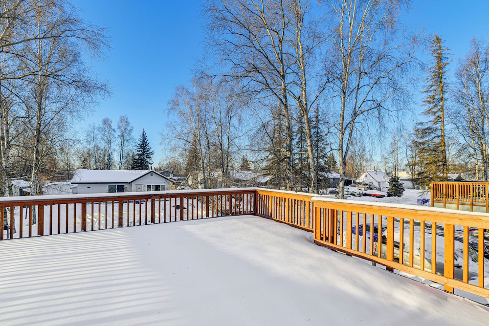 3 Mi to Dtwn: Apt w/ Shared Sauna in Anchorage