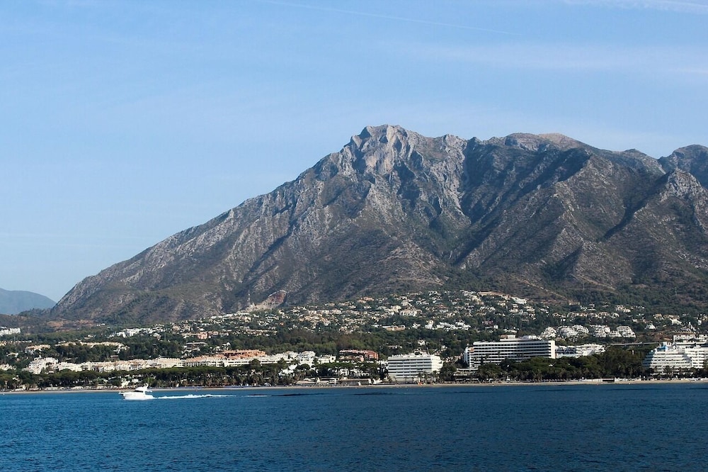2 Bed Gf Apt Near Puerto Banus