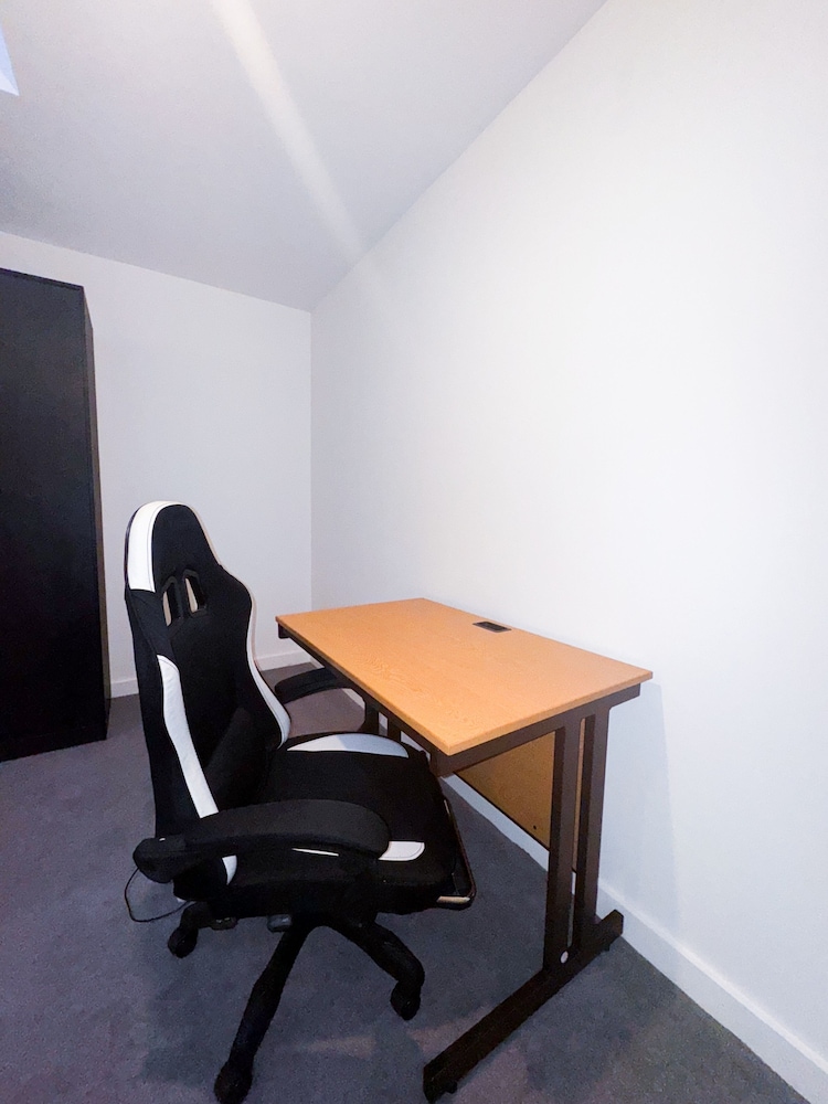 2 Bed Flat - Sleeps 4 - Parking - Wifi