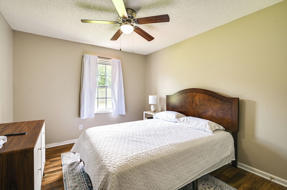 6 Mi to Med District: Greenville Home w/ Yard