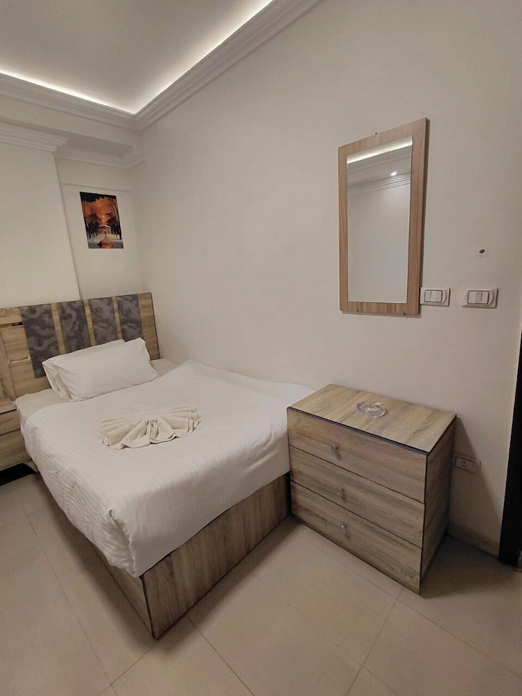 Pearl pyramids Inn