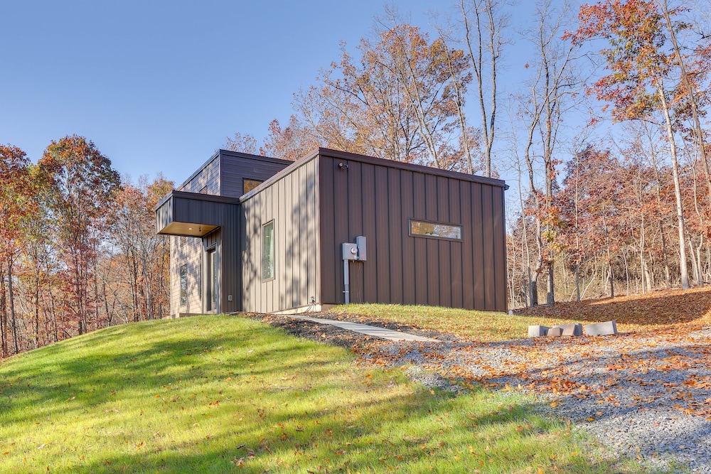 Modern Berkeley Springs Cabin w/ Private Hot Tub! view 2