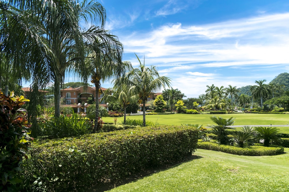 CR Luxury Los Sueños Condos