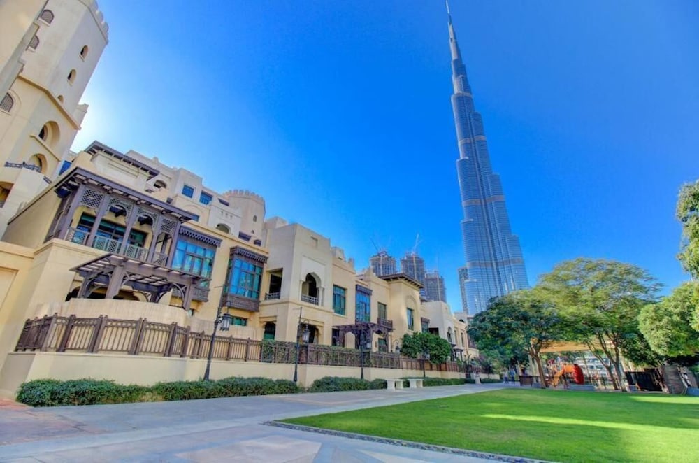 Durrani Homes - Unique Garden Apt at Souk Al Bahar besides Dubai Mall & Burjkhalifa with private jaccuzi