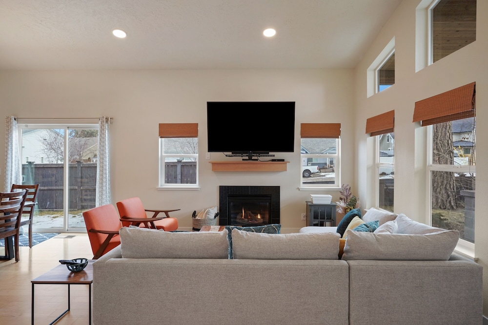 Dwell 30 Days Minimum 3 Bedroom Home by RedAwning