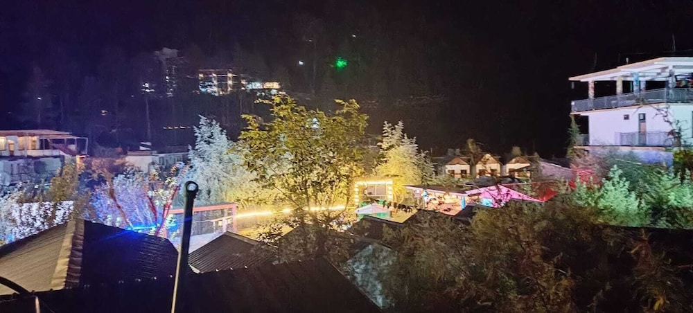 Red Leaf Resort & Cafe