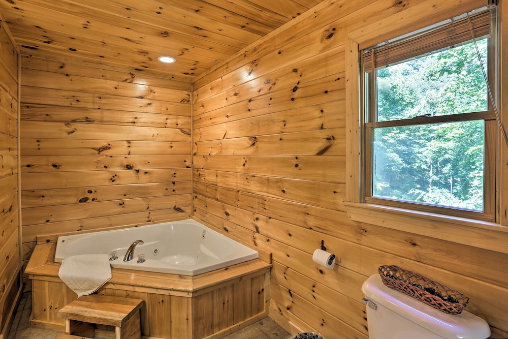 Charming Blue Ridge Cabin w/ Hot Tub & Views! view 5