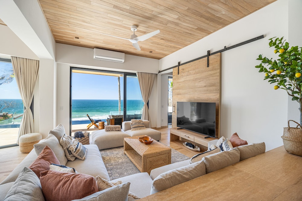 Private Careyeros Oceanfront Living