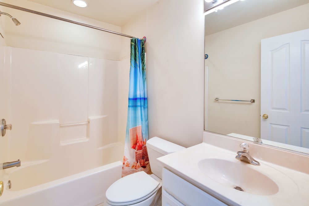 Walk to Beach: Wildwood Apt w/ Balcony!