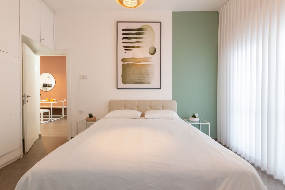 Stunning Chic 2 BR Ibn Gvirol St view 5