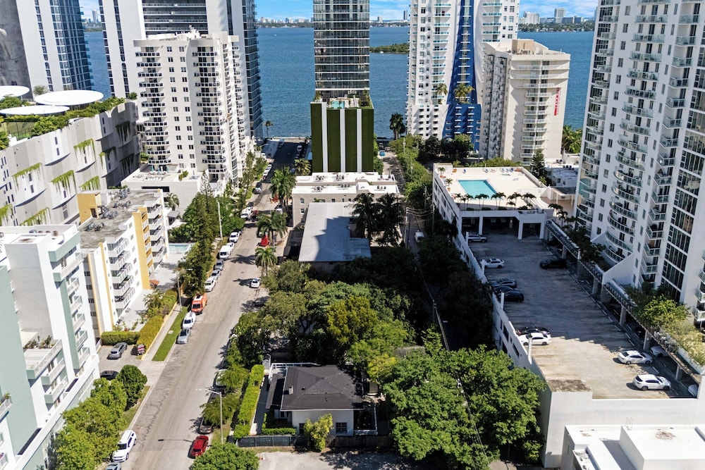 7BD Downtown Oasis Pool