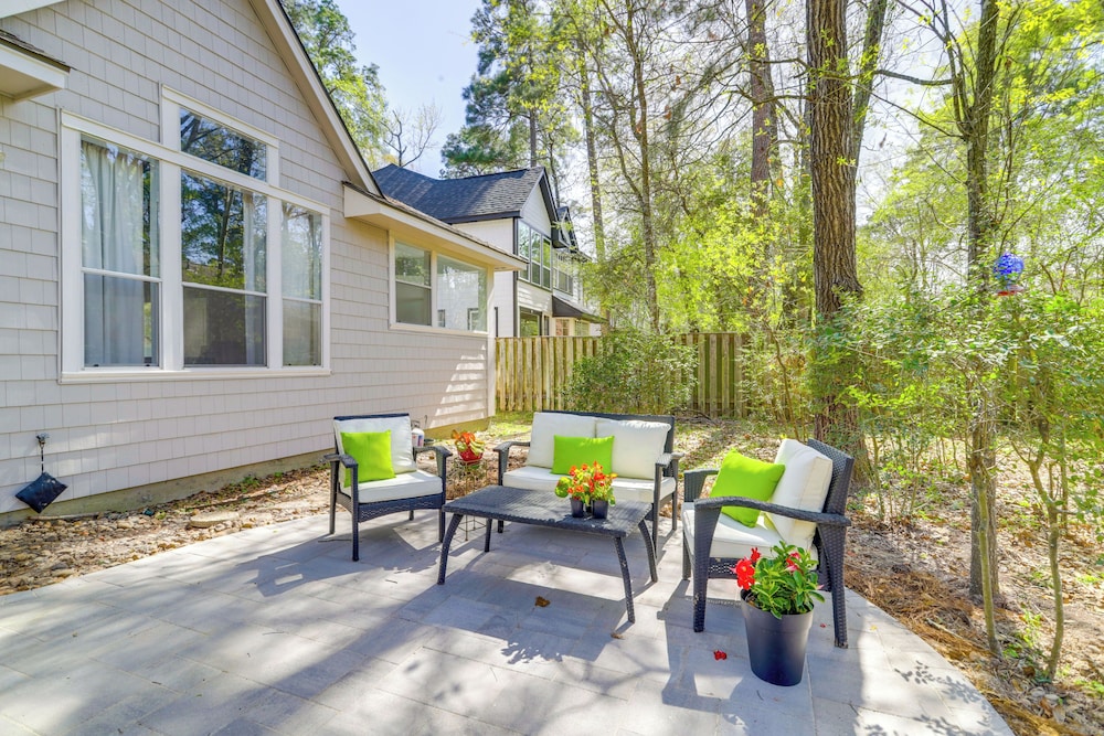 Hot Tub, Fire Pit: Retreat in The Woodlands!