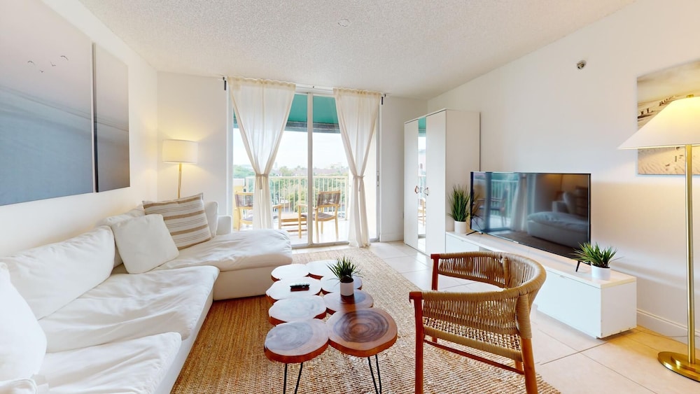 Lux Condo at Yacht Club 10min from Beach