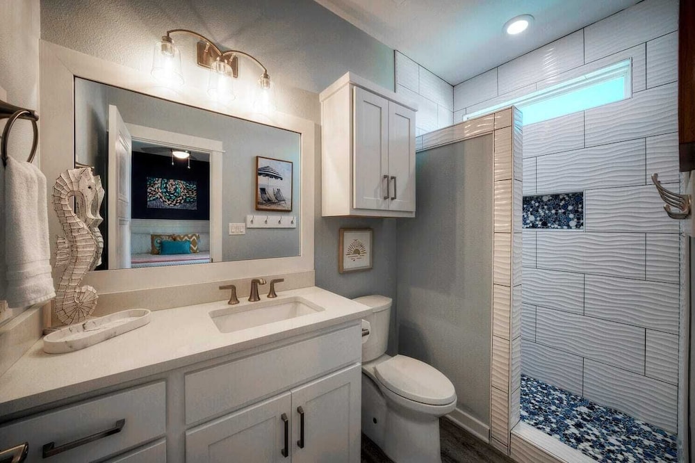 Sleeps 20 2 Modern Homes w/ Private Pool, Deck+patio 3-min Walk to the Beach
