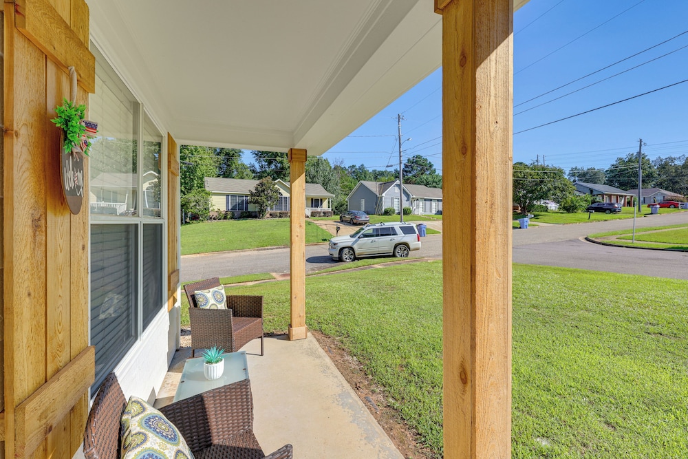 Centrally Located Prattville Home: 2 Mi to Dwtn