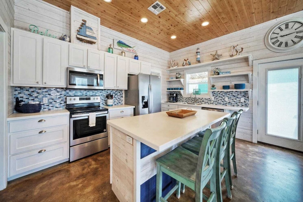 Sleeps 24, 2 Homes Pool, Backyard Tiki Bar, Fire Pit, Cornhole Walk to Beach