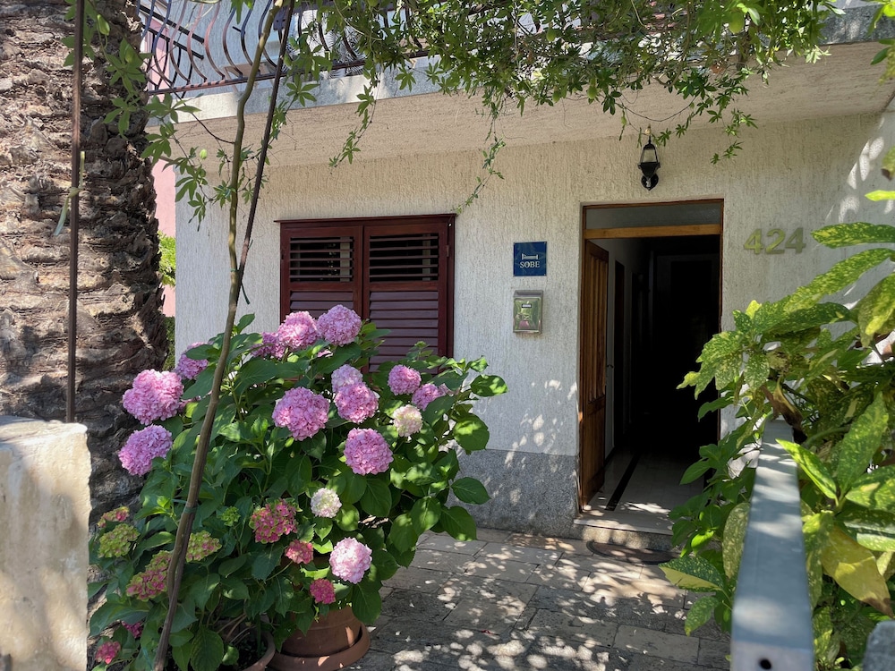Room in House - S1 - Double Room With Ensuite Bathroom and Balcony in the Centre of Jelsa Hvar view 4