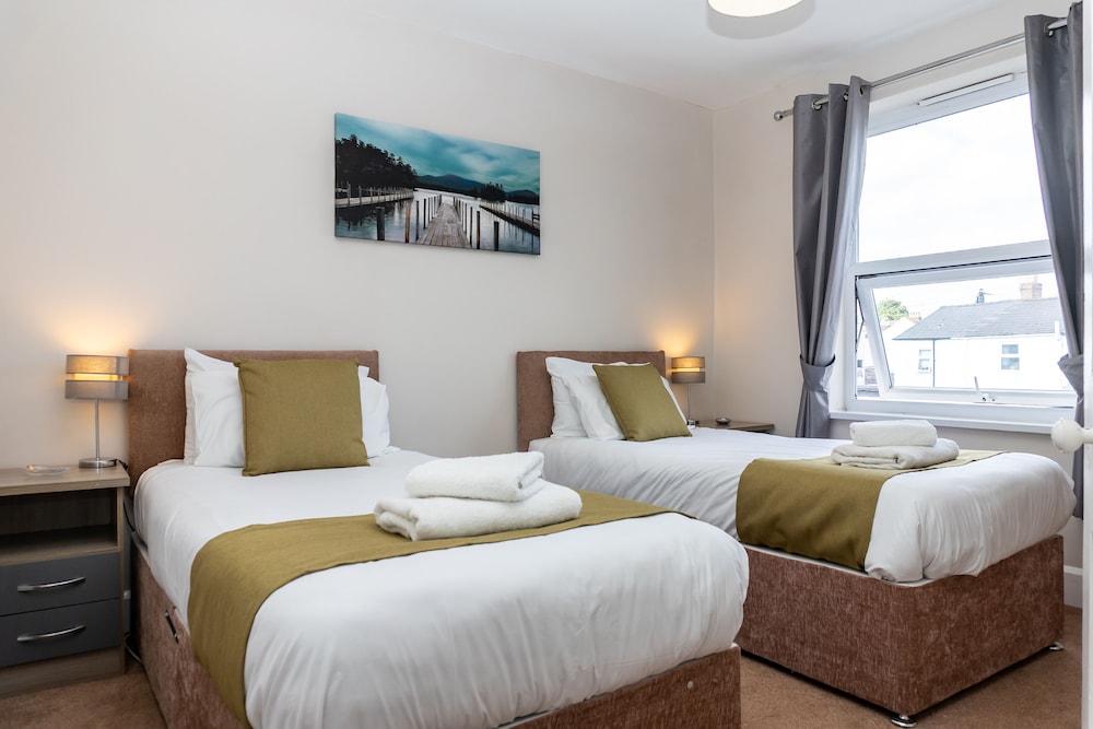 Comfy, 2 Bed House, Sleeps 6 with Garden and Free Parking in Cheltenham view 5