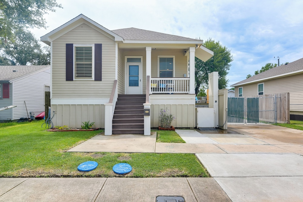 1/2 Mi to Galveston Beach Seawall: Retreat w/ Pool