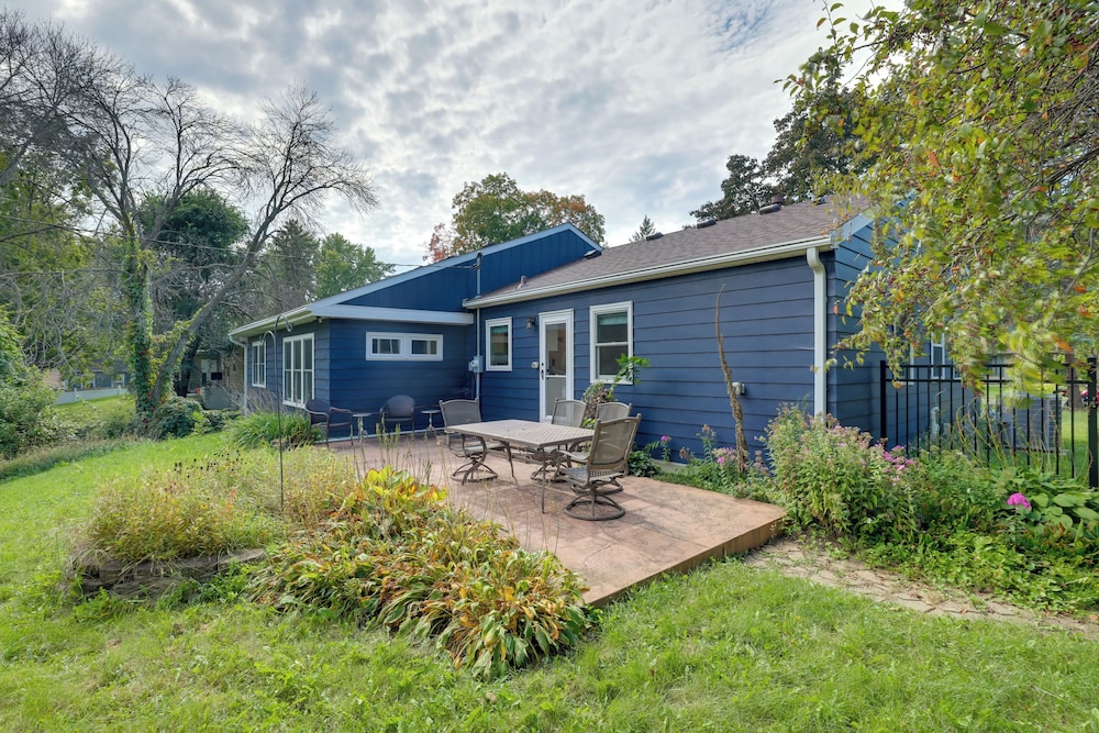 Home 8 Mi to Dtwn Minneapolis! Pet-friendly Yard