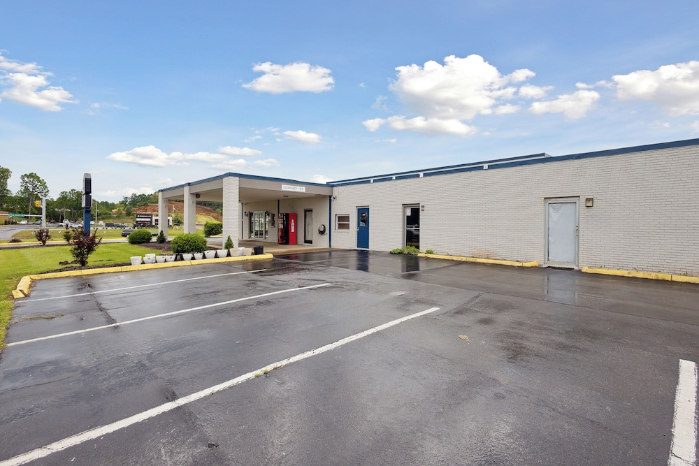 Relax inn by OYO Greeneville Near Hwy US-321