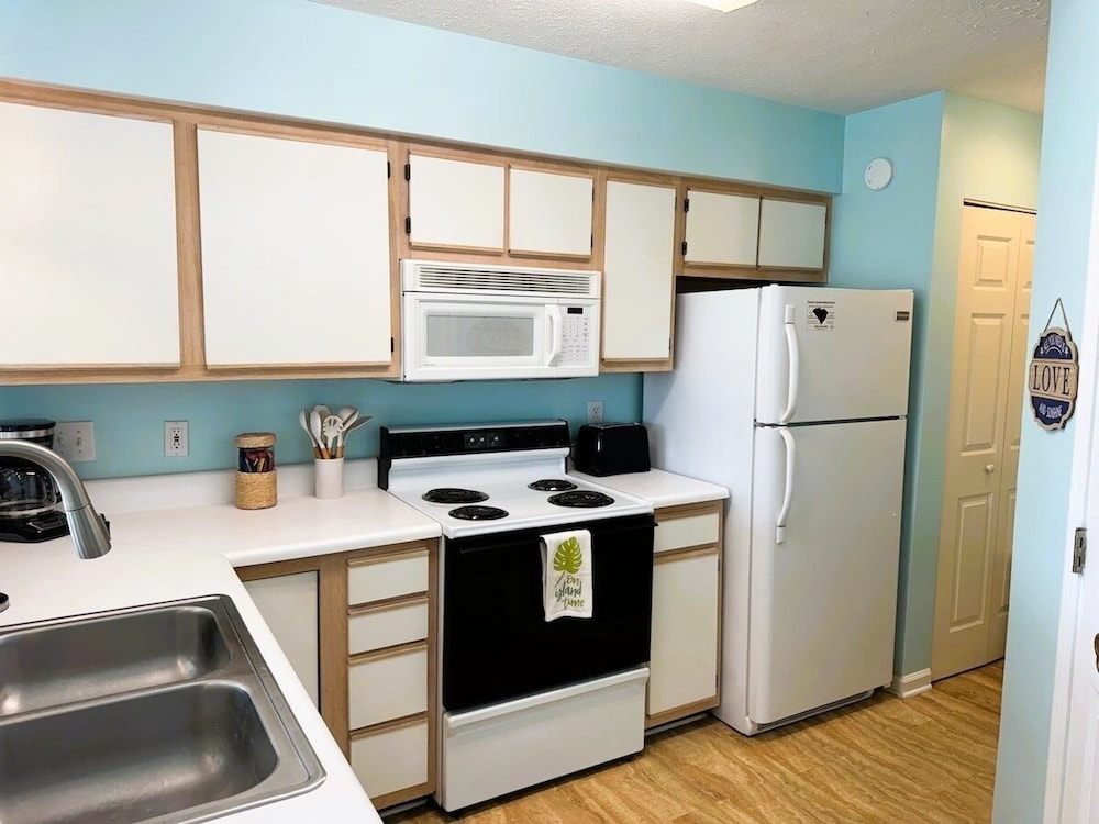 Waterway Village 27f 2 Bedroom Condo