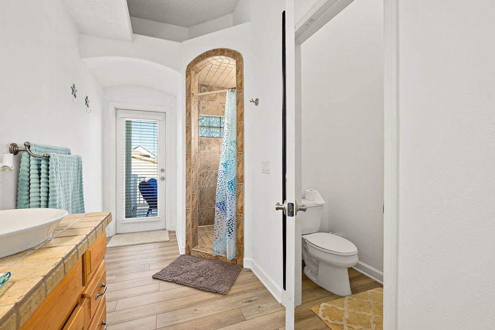 Perfect Beach House 2min Walk With Heated Pool and Hot Tub 4 bed 3 Bath With Pet Friendly