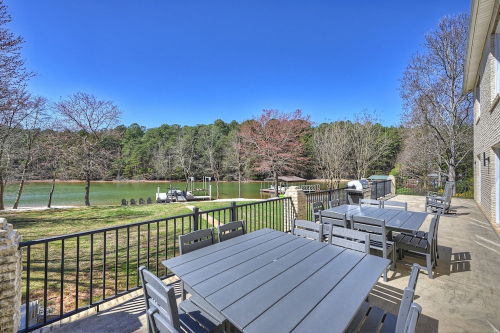 Knotty Pines by Avantstay Lake Views Renovated