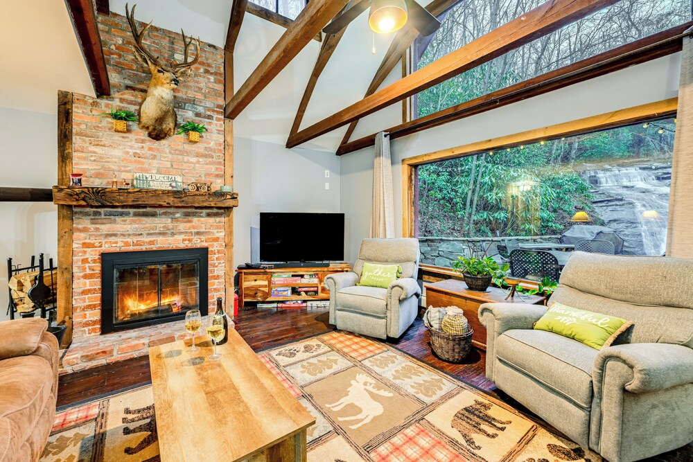 Winter Wonderland Cabin w/ Creek & Game Room