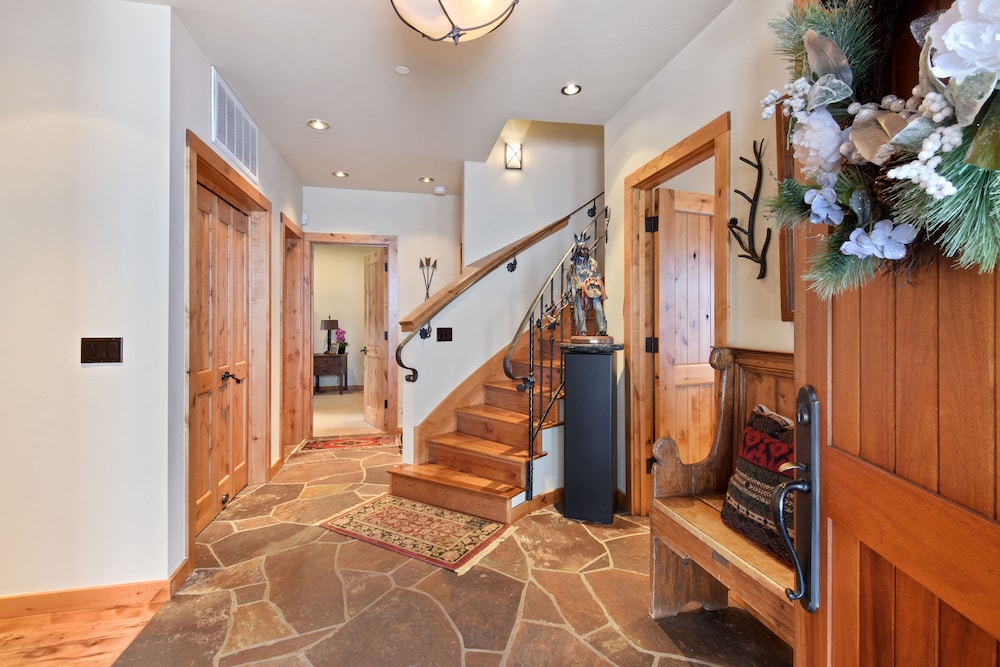Lake Tahoe Vacations - Wulf's Lodge at Squaw Valley - Property Image 7