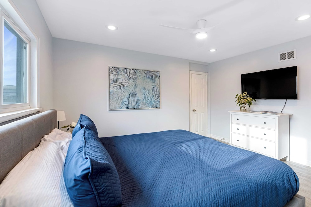 Sleeps 18 Steps to the Beach, Shops & Eateries Ocean Views, Patio, Fire Pit