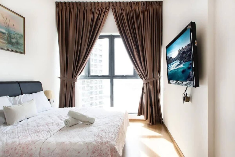 High-floor 2BR Suite, Water Views, Free Parking