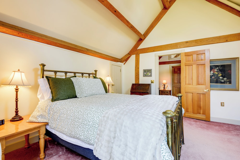 10 Mi to Mt Snow! Grand Estate Built to Entertain