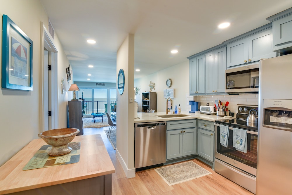 Galveston Beachfront Condo: Balcony & Pool Access!