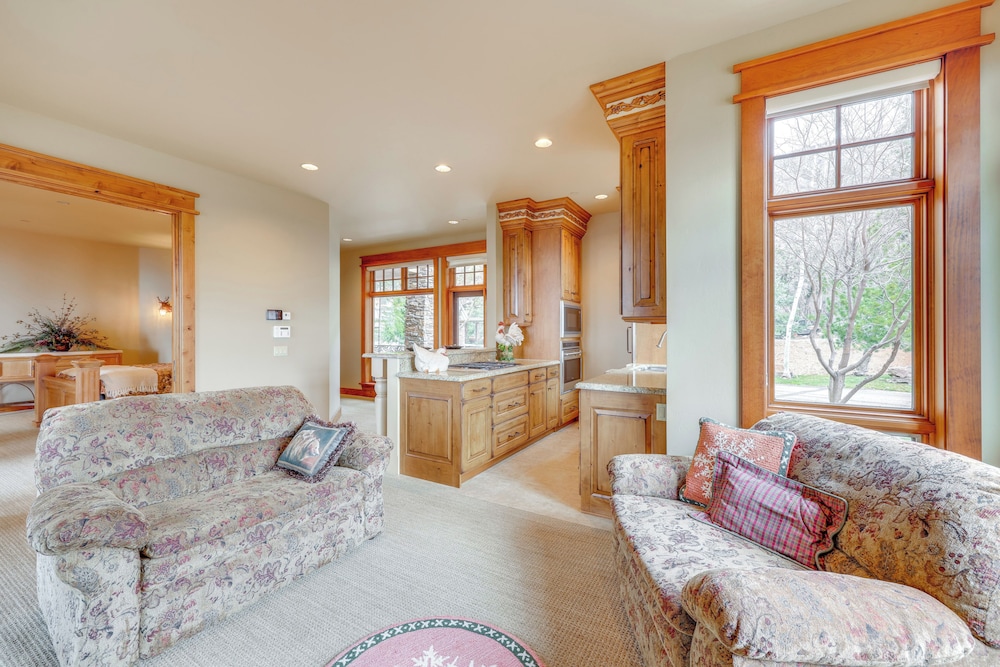 Hot Tub + Views: Luxe Mountain Escape in Yucaipa
