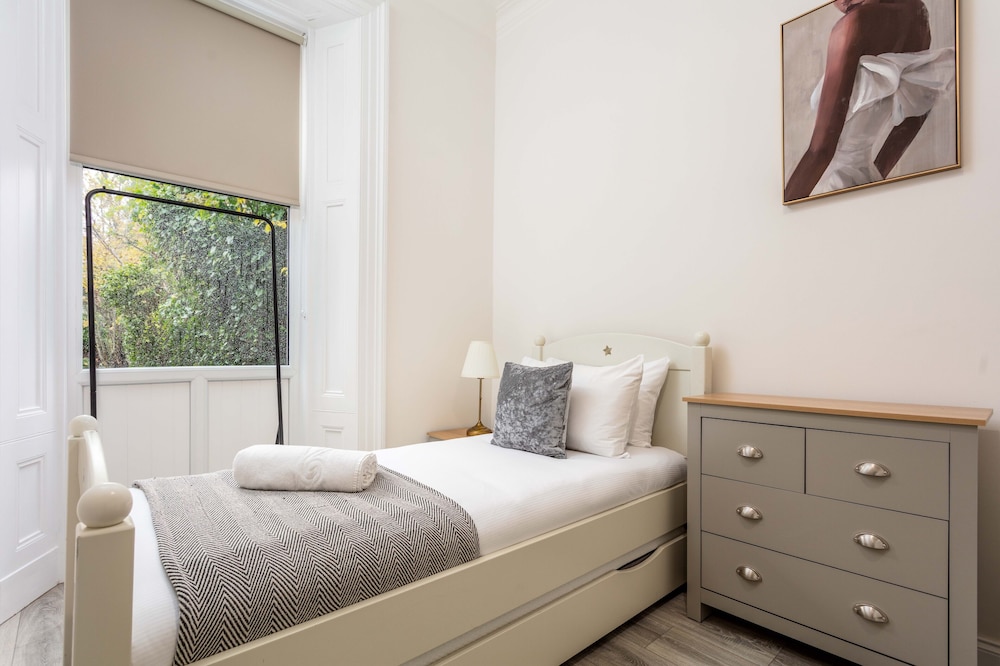 Cuthbert House - Donnini Apartments view 3