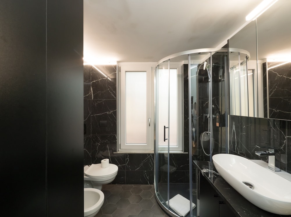 Farini - Charming One-bedroom Apartment in Isola Area