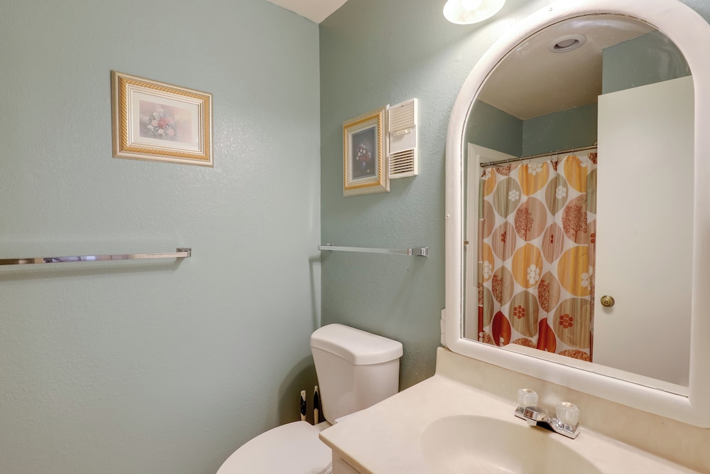 Smokies Condo 3 Mi to Nat'l Park + Hot Tub Access