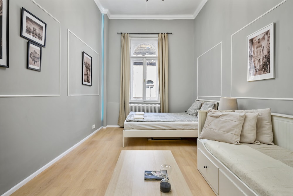 Venus Apartments - Akacfa street I view 3