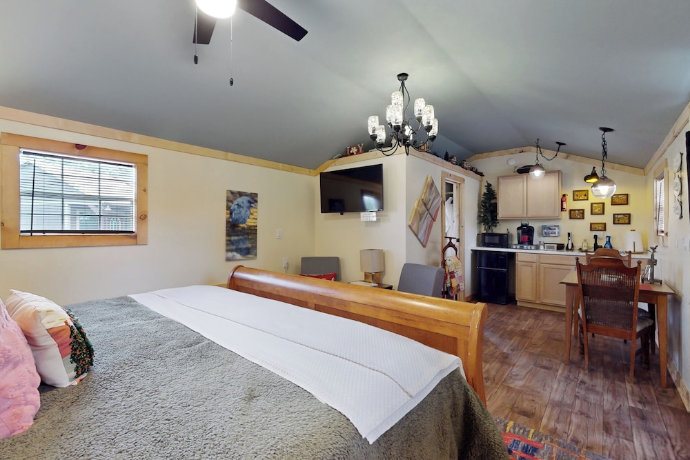 1BR Rustic Cabin w/ Kitchenette, Streaming & Wifi
