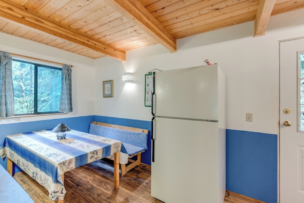 A 3 Story, 3 Bedroom Traditional Rustic Ski and Hiking Chalet