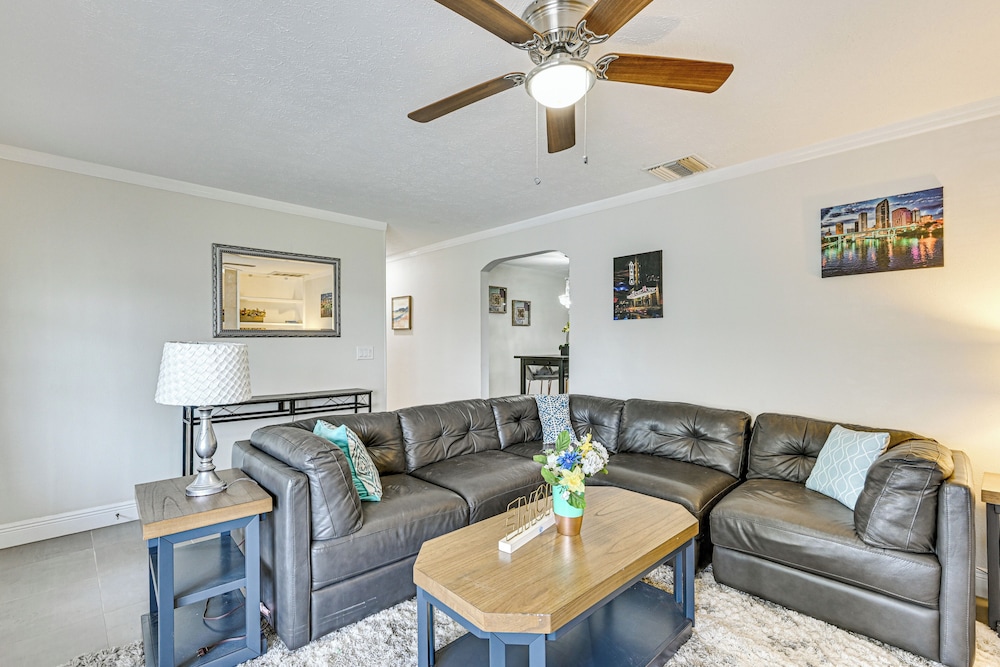 Pet-friendly Home w/ Lanais, Near Dtwn Tampa!