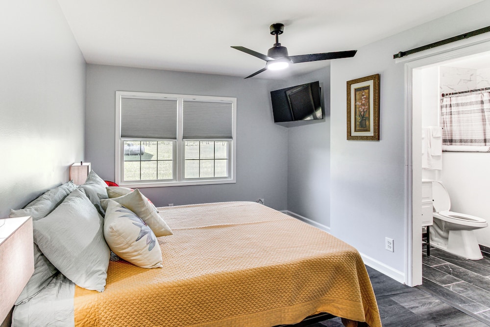 Group-friendly Home w/ Game Room in Albany!